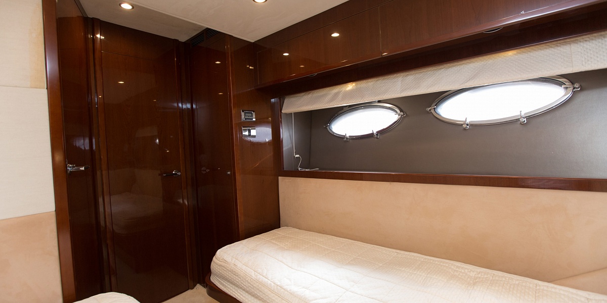 Продается моторная яхта PRINCESS 78 - гостевая каюта